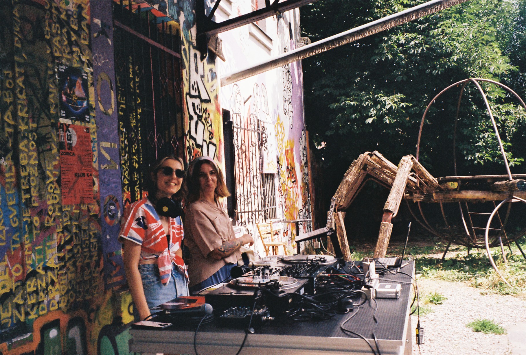 Kafe sa šlagom, Klara & Ines