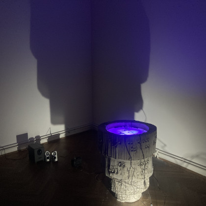 Instalacija Nežke Zamar na razstavi nominirancev Nagrade skupine OHO