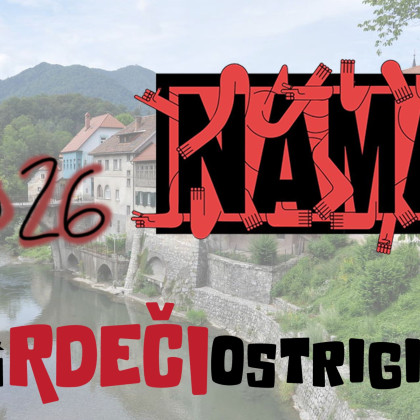 V ospredju sta znaka obeh klubov v črni in rdeči barvi ter napis ˝2026˝ istih barv v grafitti stilu, v ozadju pa slika Škofje Loke.