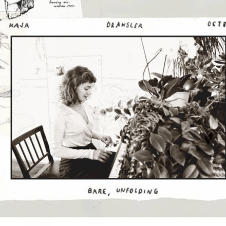 Naslovnica albuma Bare, Unfolding s fotografijo skladateljice Kaje Draksler ob klavirju