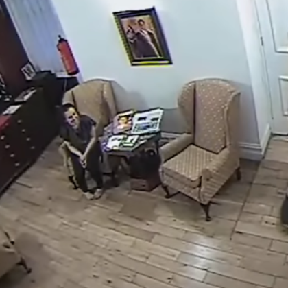 Julian assange skejta v ekvadorski ambasadi