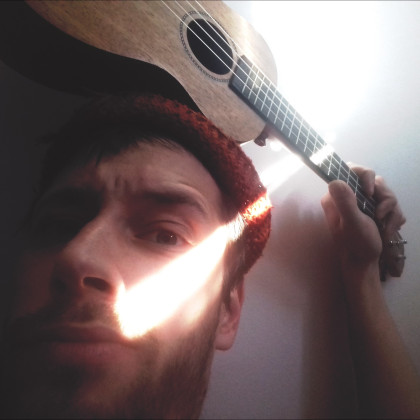 Črn škrat je tm na kavču