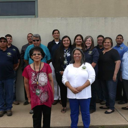 Na fotografiji so zaposleni v kulturno - zgodovinskem centru staroselskega ljudstva Muscogee v Oklahomi