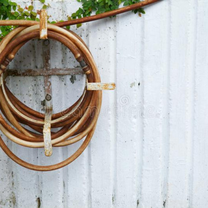 Stara cev za zalivanje