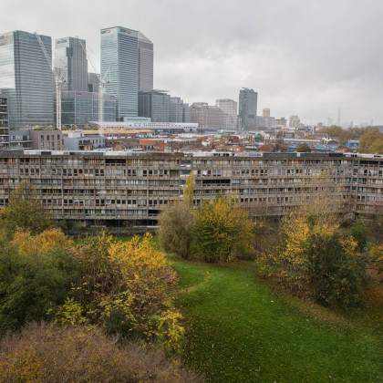 Robin Hood Gardens iz strehe vzhodne stavbe. Kois Miah, November 2015.
