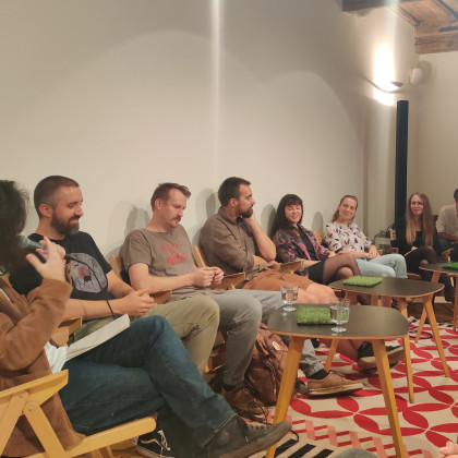 Matevž Rems in Eva Ule na preprogi prevprašujeta avtorje VVK o razstavi Variacije