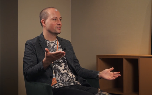 Slika Milana Mandeljca med intervjujem