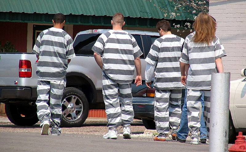 Izza rešetk, Klopca pod svobodnim soncem, Jean Nikolič & Rok Pibernik