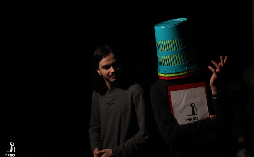 Moderator s kanzensko košaro na glavi ter nadomestni moderator