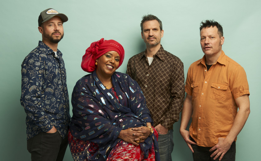 Sahra Halgan z zasedbo (foto_promo Druga godba)