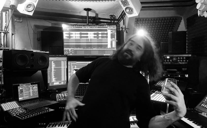 Andrej Kobal v svojem studiu