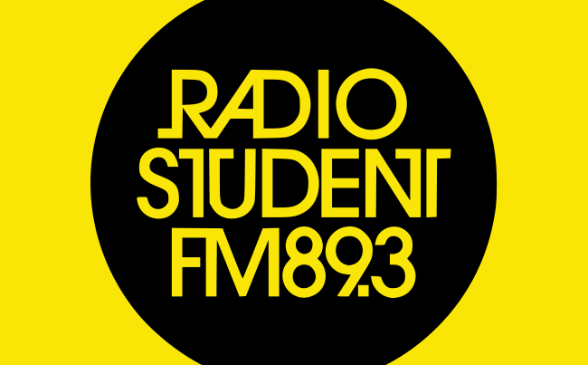 Logotip Zavoda Radio Študent na rumenem ozadju