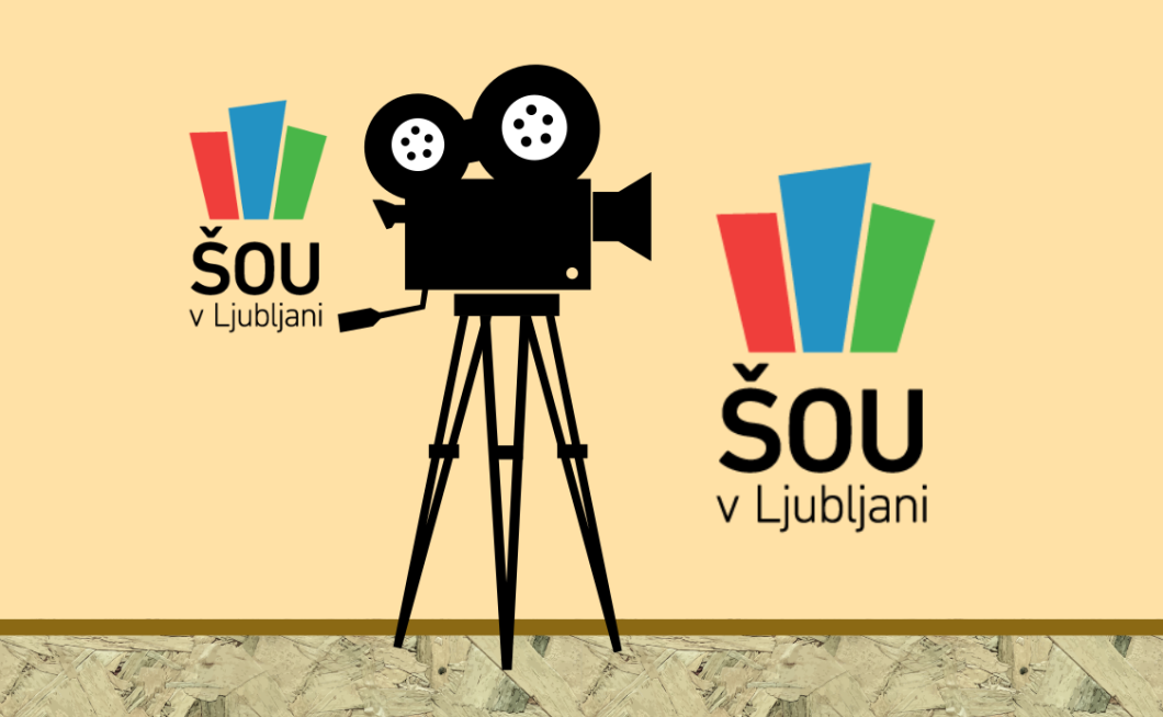 Slika prikazuje logotip ŠOU v ljubljani, ki v sejni sobi študentskega zbora snema drugi logotip ŠOU v Ljubljani, torej samega sebe.