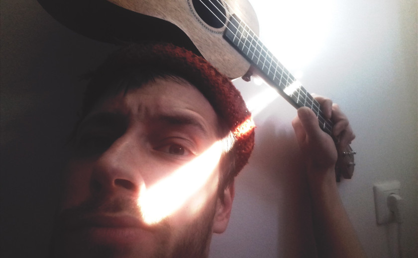 Črn škrat je tm na kavču