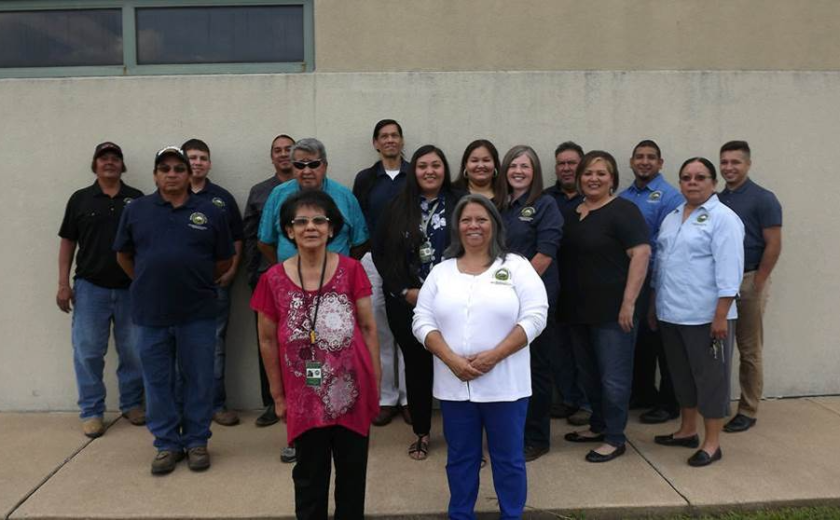 Na fotografiji so zaposleni v kulturno - zgodovinskem centru staroselskega ljudstva Muscogee v Oklahomi