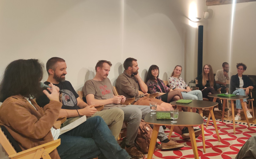 Matevž Rems in Eva Ule na preprogi prevprašujeta avtorje VVK o razstavi Variacije